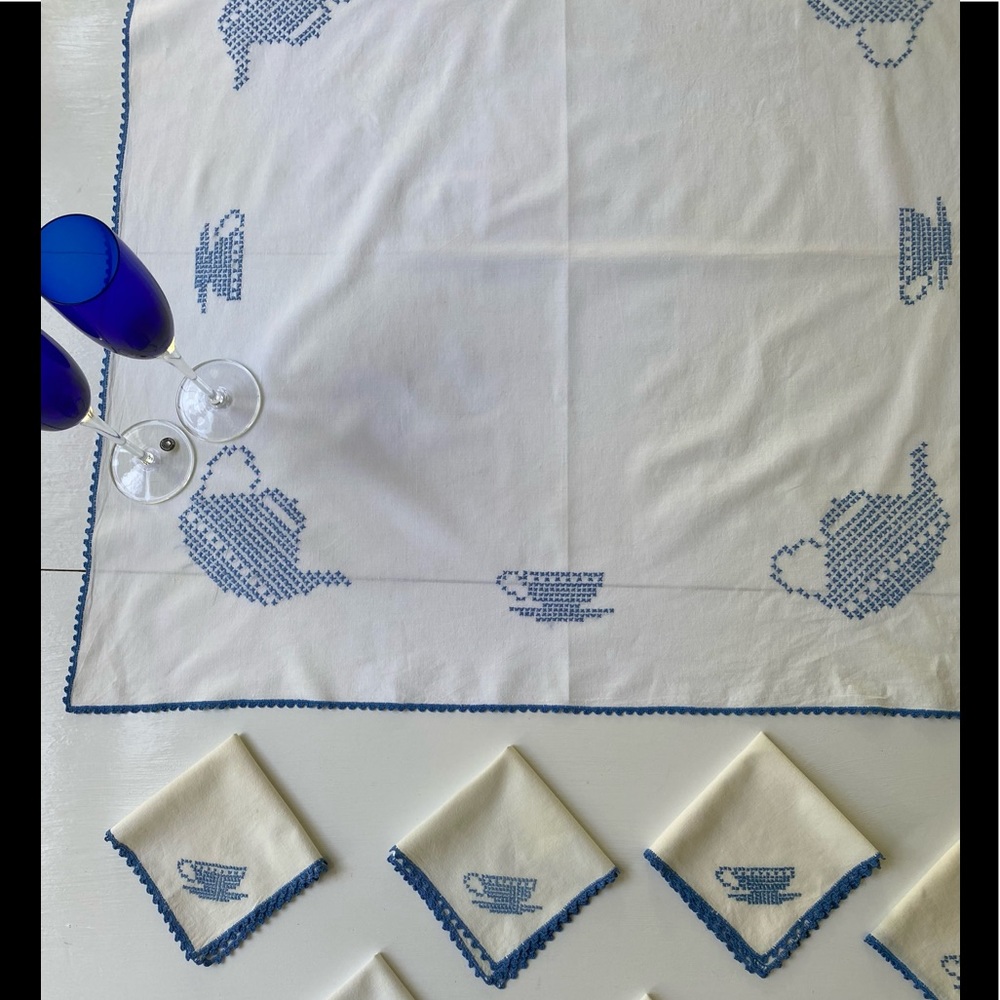 Antique teapot Crosstitch table scarf w/ 8 napkins